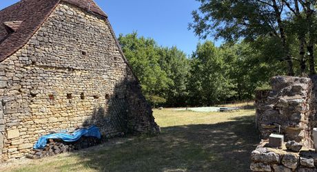 En Périgord Noir, proche de Saint-Léon-Sur-Vézère, au calme, très jolie maison ancienne entièrement restaurée avec soin. Magnifique vue sur la vallée. Unique. A voir!