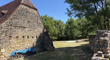 En Périgord Noir, proche de Saint-Léon-Sur-Vézère, au calme, très jolie maison ancienne entièrement restaurée avec soin. Magnifique vue sur la vallée. Unique. A voir!