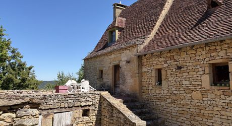 En Périgord Noir, proche de Saint-Léon-Sur-Vézère, au calme, très jolie maison ancienne entièrement restaurée avec soin. Magnifique vue sur la vallée. Unique. A voir!