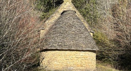 Aux portes de Montignac, maison de caractère avec jolie vue, sur près de 3 hectares boisés en totalité. Idéale pour résidence secondaire.