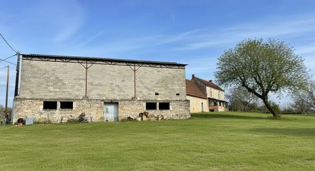 En Périgord Noir, sur les hauteurs, Propriété à rénover sur environ 4 hectares de terrain avec étang. Toitures neuves. Rénovation intérieure à réaliser.