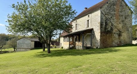 En Périgord Noir, sur les hauteurs, Propriété à rénover sur environ 4 hectares de terrain avec étang. Toitures neuves. Rénovation intérieure à réaliser.