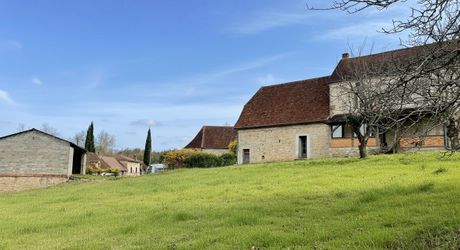 En Périgord Noir, sur les hauteurs, Propriété à rénover sur environ 4 hectares de terrain avec étang. Toitures neuves. Rénovation intérieure à réaliser.