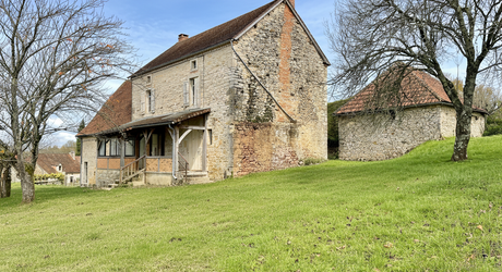 En Périgord Noir, sur les hauteurs, Propriété à rénover sur environ 4 hectares de terrain avec étang. Toitures neuves. Rénovation intérieure à réaliser.