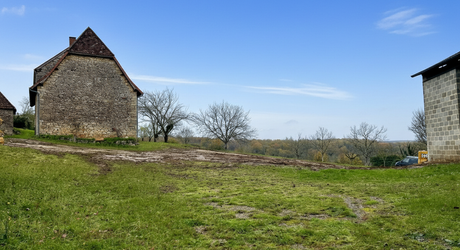 En Périgord Noir, sur les hauteurs, Propriété à rénover sur environ 4 hectares de terrain avec étang. Toitures neuves. Rénovation intérieure à réaliser.