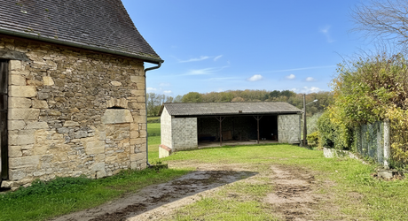 En Périgord Noir, sur les hauteurs, Propriété à rénover sur environ 4 hectares de terrain avec étang. Toitures neuves. Rénovation intérieure à réaliser.