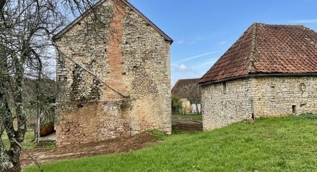 En Périgord Noir, sur les hauteurs, Propriété à rénover sur environ 4 hectares de terrain avec étang. Toitures neuves. Rénovation intérieure à réaliser.