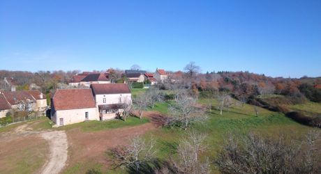 En Périgord Noir, sur les hauteurs, Propriété à rénover sur environ 4 hectares de terrain avec étang. Toitures neuves. Rénovation intérieure à réaliser.