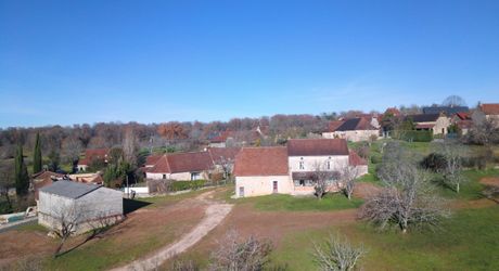 En Périgord Noir, sur les hauteurs, Propriété à rénover sur environ 4 hectares de terrain avec étang. Toitures neuves. Rénovation intérieure à réaliser.