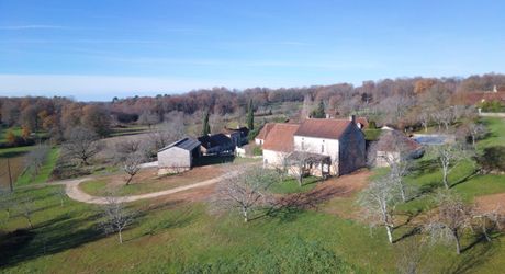 En Périgord Noir, sur les hauteurs, Propriété à rénover sur environ 4 hectares de terrain avec étang. Toitures neuves. Rénovation intérieure à réaliser.