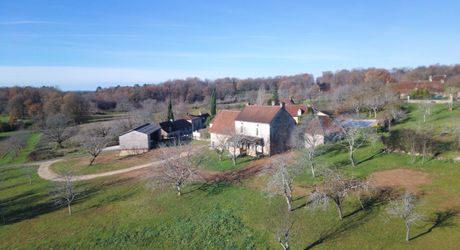En Périgord Noir, sur les hauteurs, Propriété à rénover sur environ 4 hectares de terrain avec étang. Toitures neuves. Rénovation intérieure à réaliser.