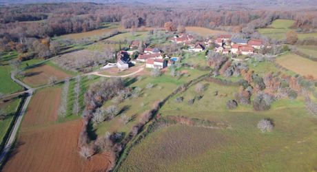 En Périgord Noir, sur les hauteurs, Propriété à rénover sur environ 4 hectares de terrain avec étang. Toitures neuves. Rénovation intérieure à réaliser.