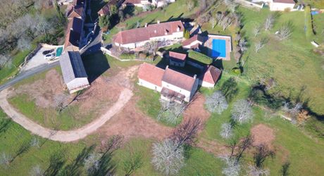 En Périgord Noir, sur les hauteurs, Propriété à rénover sur environ 4 hectares de terrain avec étang. Toitures neuves. Rénovation intérieure à réaliser.