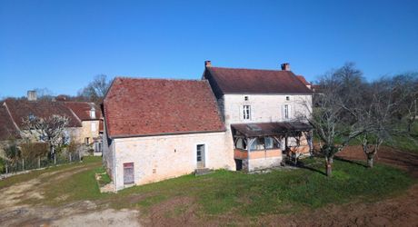 En Périgord Noir, sur les hauteurs, Propriété à rénover sur environ 4 hectares de terrain avec étang. Toitures neuves. Rénovation intérieure à réaliser.
