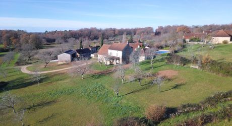 En Périgord Noir, sur les hauteurs, Propriété à rénover sur environ 4 hectares de terrain avec étang. Toitures neuves. Rénovation intérieure à réaliser.