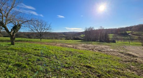 En Périgord Noir, sur les hauteurs, Propriété à rénover sur environ 4 hectares de terrain avec étang. Toitures neuves. Rénovation intérieure à réaliser.
