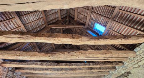 En Périgord Noir, sur les hauteurs, Propriété à rénover sur environ 4 hectares de terrain avec étang. Toitures neuves. Rénovation intérieure à réaliser.