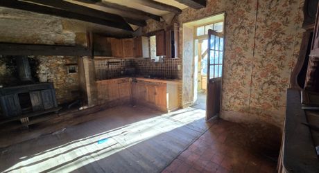 En Périgord Noir, sur les hauteurs, Propriété à rénover sur environ 4 hectares de terrain avec étang. Toitures neuves. Rénovation intérieure à réaliser.