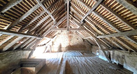 En Périgord Noir, sur les hauteurs, Propriété à rénover sur environ 4 hectares de terrain avec étang. Toitures neuves. Rénovation intérieure à réaliser.