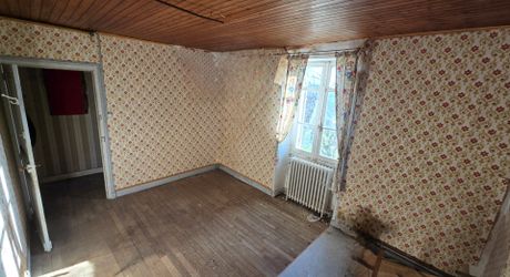 En Périgord Noir, sur les hauteurs, Propriété à rénover sur environ 4 hectares de terrain avec étang. Toitures neuves. Rénovation intérieure à réaliser.