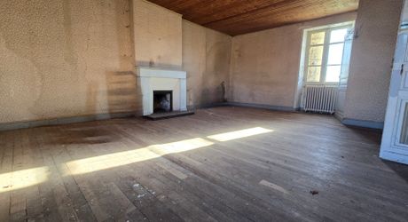 En Périgord Noir, sur les hauteurs, Propriété à rénover sur environ 4 hectares de terrain avec étang. Toitures neuves. Rénovation intérieure à réaliser.