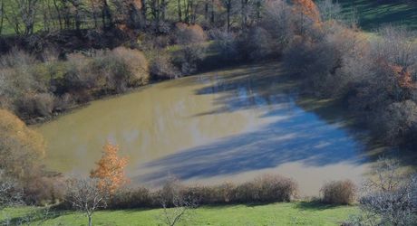 En Périgord Noir, sur les hauteurs, Propriété à rénover sur environ 4 hectares de terrain avec étang. Toitures neuves. Rénovation intérieure à réaliser.