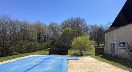 En Périgord Noir, propriété de caractère de type ancien corps de ferme, bénéficiant d'une très belle situation, comprenant maison, gîte, piscine et dépendances. L'ensemble sur 6 hectares environ.