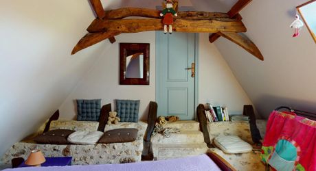 En Périgord Noir, propriété de caractère de type ancien corps de ferme, bénéficiant d'une très belle situation, comprenant maison, gîte, piscine et dépendances. L'ensemble sur 6 hectares environ.