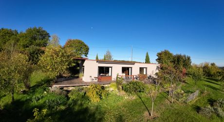 Un bien rare dans un écrin de verdure, idéal pour les amateurs de calme et d’architecture contemporaine. À visiter sans tarder !