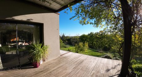 Un bien rare dans un écrin de verdure, idéal pour les amateurs de calme et d’architecture contemporaine. À visiter sans tarder !