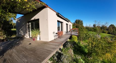 Un bien rare dans un écrin de verdure, idéal pour les amateurs de calme et d’architecture contemporaine. À visiter sans tarder !