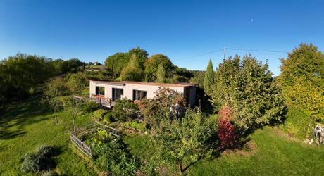 Un bien rare dans un écrin de verdure, idéal pour les amateurs de calme et d’architecture contemporaine. À visiter sans tarder !