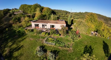 Un bien rare dans un écrin de verdure, idéal pour les amateurs de calme et d’architecture contemporaine. À visiter sans tarder !