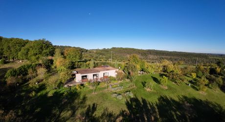 Un bien rare dans un écrin de verdure, idéal pour les amateurs de calme et d’architecture contemporaine. À visiter sans tarder !