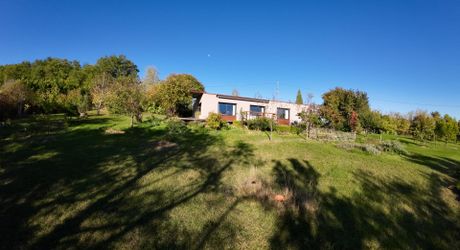 Un bien rare dans un écrin de verdure, idéal pour les amateurs de calme et d’architecture contemporaine. À visiter sans tarder !