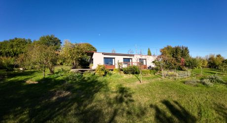 Un bien rare dans un écrin de verdure, idéal pour les amateurs de calme et d’architecture contemporaine. À visiter sans tarder !