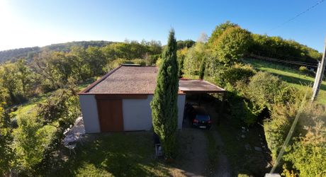 Un bien rare dans un écrin de verdure, idéal pour les amateurs de calme et d’architecture contemporaine. À visiter sans tarder !