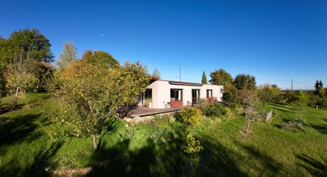 Un bien rare dans un écrin de verdure, idéal pour les amateurs de calme et d’architecture contemporaine. À visiter sans tarder !