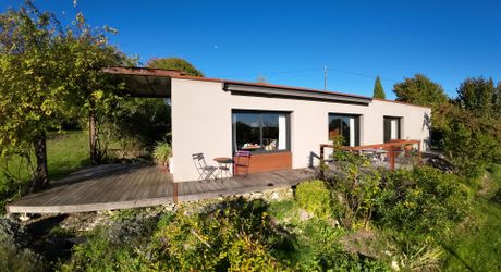 Un bien rare dans un écrin de verdure, idéal pour les amateurs de calme et d’architecture contemporaine. À visiter sans tarder !