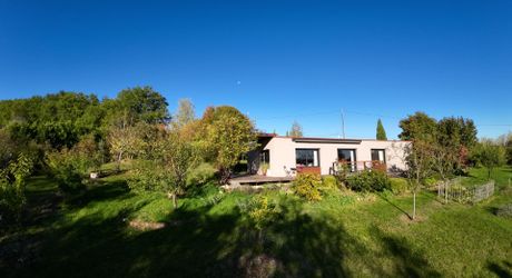 Un bien rare dans un écrin de verdure, idéal pour les amateurs de calme et d’architecture contemporaine. À visiter sans tarder !