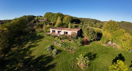 Un bien rare dans un écrin de verdure, idéal pour les amateurs de calme et d’architecture contemporaine. À visiter sans tarder !