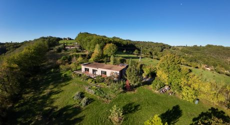Un bien rare dans un écrin de verdure, idéal pour les amateurs de calme et d’architecture contemporaine. À visiter sans tarder !