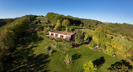 Un bien rare dans un écrin de verdure, idéal pour les amateurs de calme et d’architecture contemporaine. À visiter sans tarder !