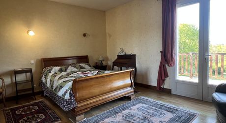 A la sortie de Thenon, entre Montignac et Périgueux, belle maison contemporaine en parfait état avec grand terrain d'environ 5300  m².