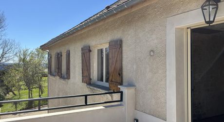 Maison lumineuse entièrement rénovée sur les hauteurs avec belle vue à 5 minutes de MONTIGNAC. Terrain d'environ 1700 m².