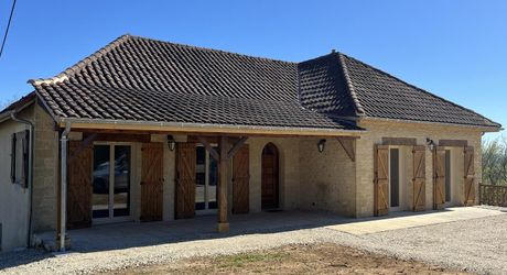 Maison lumineuse entièrement rénovée sur les hauteurs avec belle vue à 5 minutes de MONTIGNAC. Terrain d'environ 1700 m².