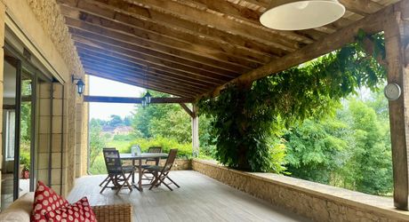 En plein coeur du Périgord Noir, entre Sarlat et Montignac-Lascaux, proche d'un village typique avec petits commerces et marché, magnifique maison typique en parfait état avec piscine sur 3600 m².