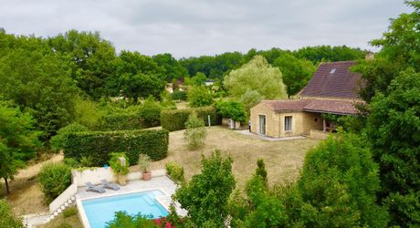En plein coeur du Périgord Noir, entre Sarlat et Montignac-Lascaux, proche d'un village typique avec petits commerces et marché, magnifique maison typique en parfait état avec piscine sur 3600 m².
