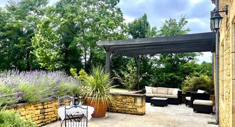 En plein coeur du Périgord Noir, entre Sarlat et Montignac-Lascaux, proche d'un village typique avec petits commerces et marché, magnifique maison typique en parfait état avec piscine sur 3600 m².