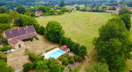 En plein coeur du Périgord Noir, entre Sarlat et Montignac-Lascaux, proche d'un village typique avec petits commerces et marché, magnifique maison typique en parfait état avec piscine sur 3600 m².